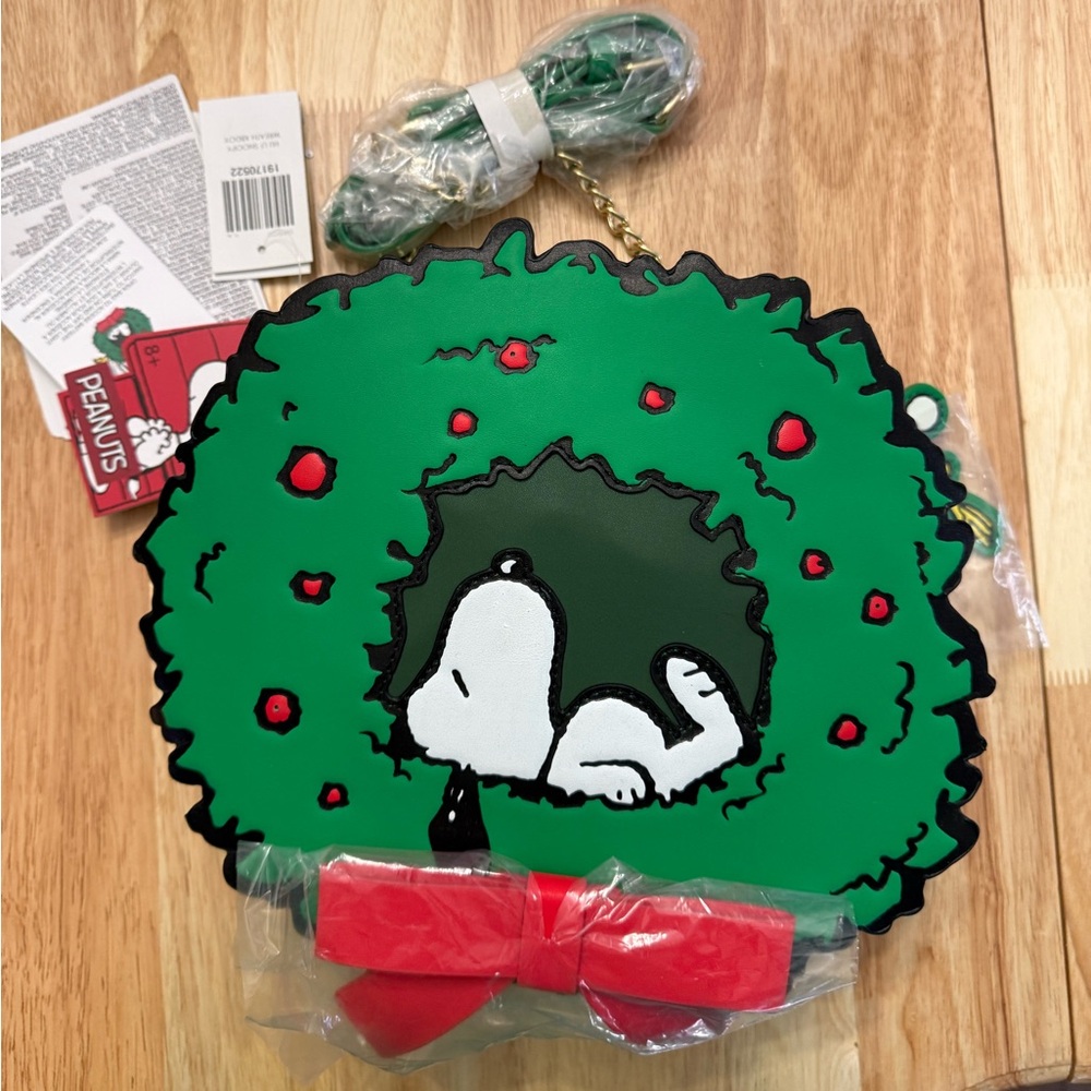 Loungefly light up NWT Peanuts Snoopy Green Wreath Bag with Red Bow